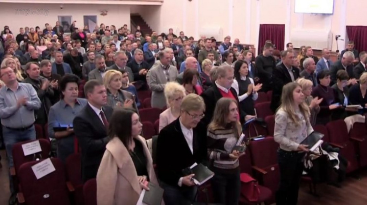 Мариупольские депутаты стоя аплодировали в честь погибшего морпеха (ФОТО)