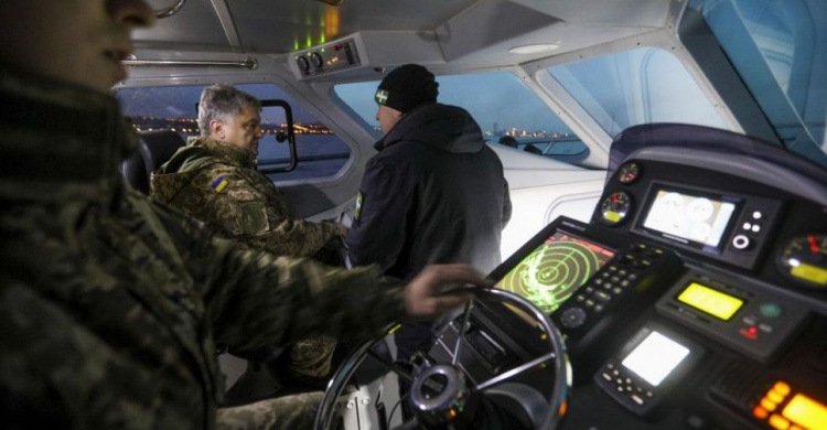 Петр Порошенко в Мариуполе испытал катер морской охраны (ФОТО)