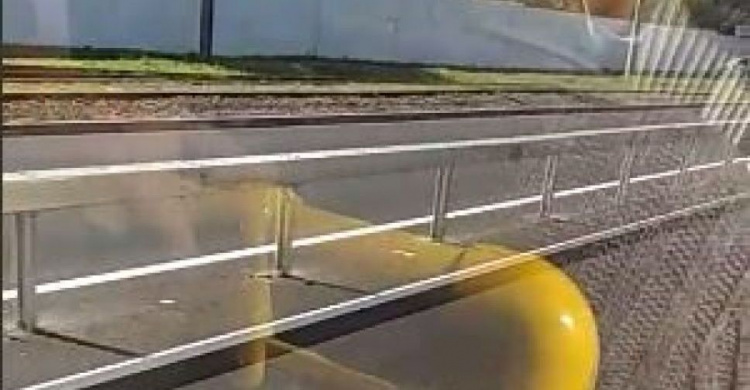 Дорогу на мариупольской Набережной разделяют барьером: как выглядит отбойник