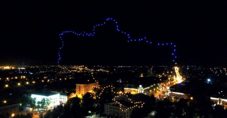 Грандиозное световое шоу над Мариуполем прошло впервые в Украине