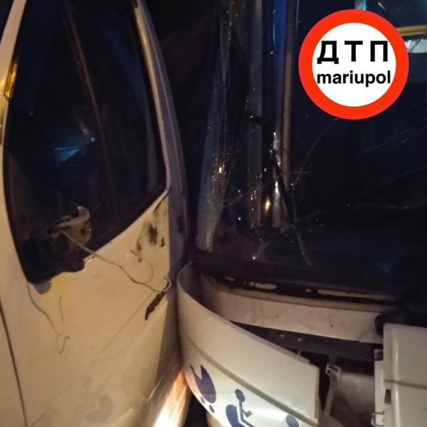 На мариупольских улицах в ДТП попали автобус и трамвай