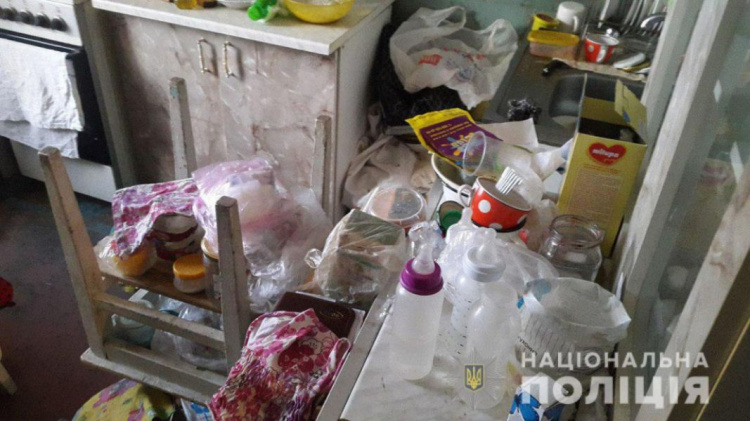 Пьющая мать, грязь и вонь: на Донетчине полицейские забрали младенца в больницу (ФОТО)
