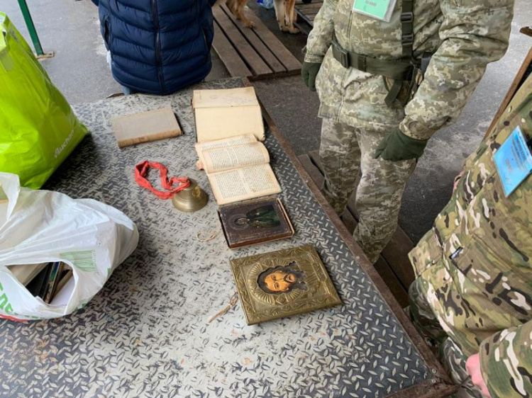 Через КПВВ Донбасса пытались перевезти старинные иконы и книги
