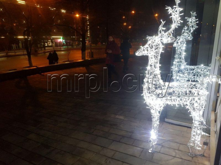 Мариуполь засиял праздничными огнями: как город украшают к Новому году и Рождеству