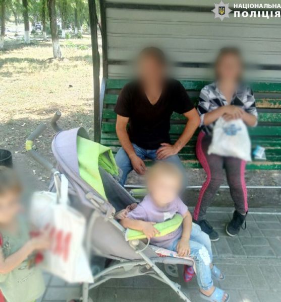 В Мариуполе семья с малолетними детьми «попрошайничала» на дорогу домой (ФОТО)