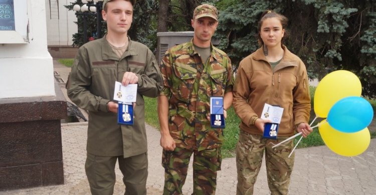 Мариупольские студенты-добровольцы получили награды за освобождение города (ФОТО)