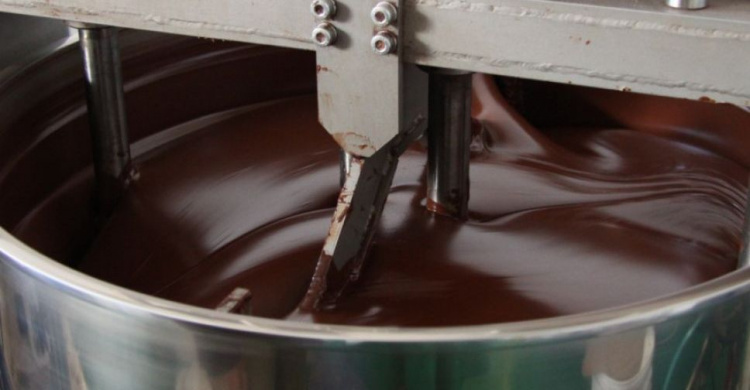 «Сладкая катастрофа»: грузовик разлил тонну жидкого шоколада во Франции