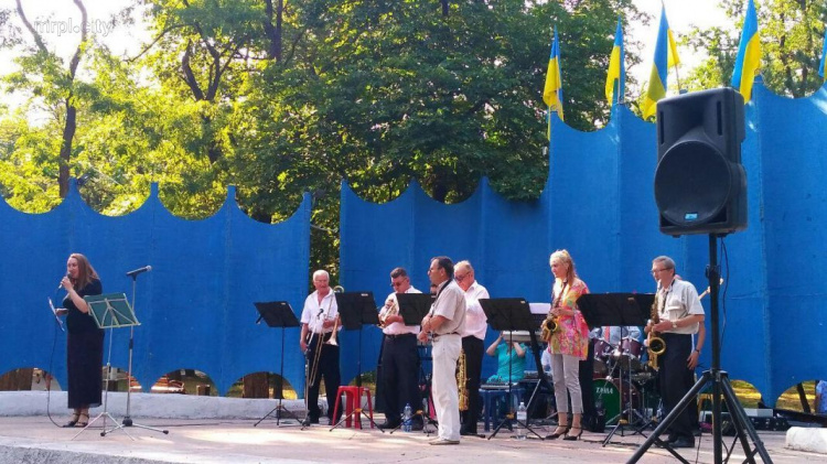 Мариупольцы празднуют День Конституции под джаз (ФОТО+ВИДЕО)
