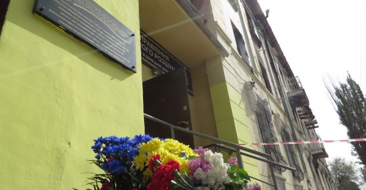 В Мариуполе прозвучали автоматные залпы в память о погибших (ФОТО)