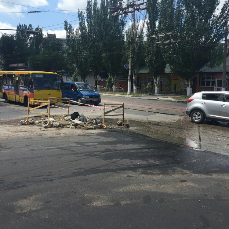 Сразу на двух улицах Мариуполя произошел прорыв трубопровода (ФОТО+ВИДЕО)