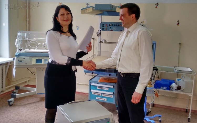 Мариупольская больница получила от благотворительного фонда кислородный концентратор для новорожденных  (ФОТО)