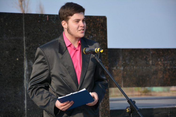 Мариупольские студенты в центре города напомнили о столетии Украинской революции