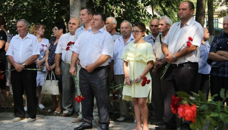 В Мариуполе почтили память погибших при обстреле п. Сартана (ФОТО)