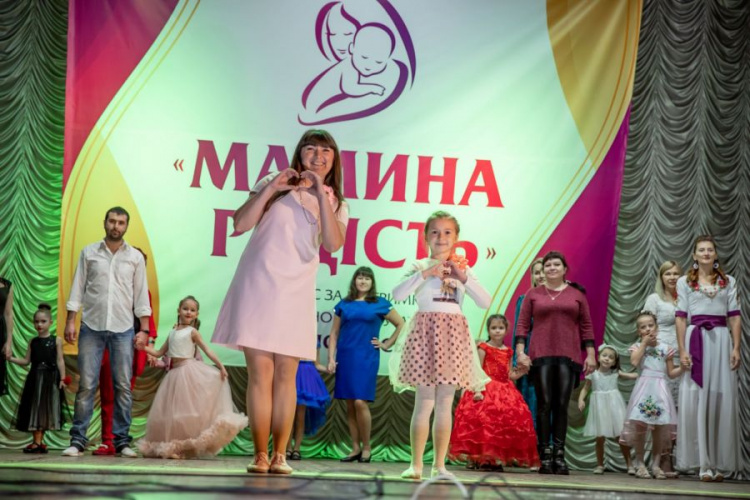 Дети с мамами участвовали, папы за них болели: при поддержке Вадима Новинского в Мариуполе провели семейный конкурс