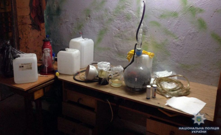 В подвале жилого дома в Мариуполе изготавливали амфетамин (ФОТО)