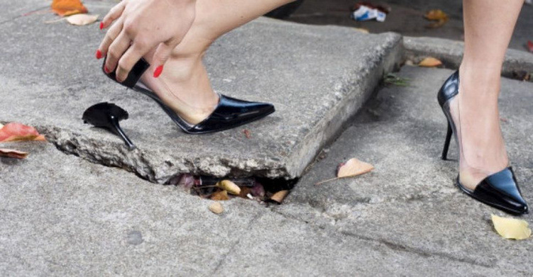Мариупольцы отказались от модельной обуви из-за разбитых тротуаров на Левобережье