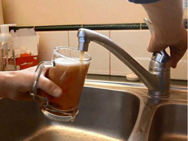 Пиво, ром и бренди: у жителей многоэтажки вместо воды из кранов потек алкоголь (ФОТО)