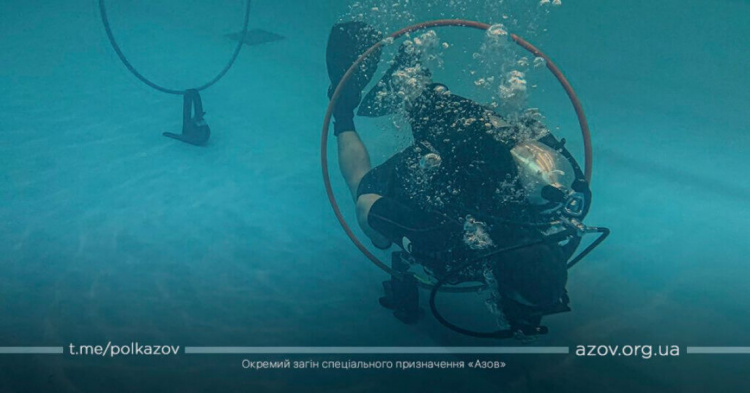 В Мариуполе полк «Азов» и морская охрана «минируют» сооружения под водой
