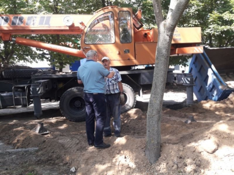В Мариуполе грузовик провалился в огромную яму (ФОТОФАКТ)