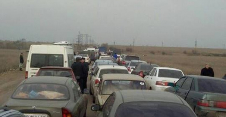 На контрольных пунктах в Донецкой области стоит почти тысяча автомобилей