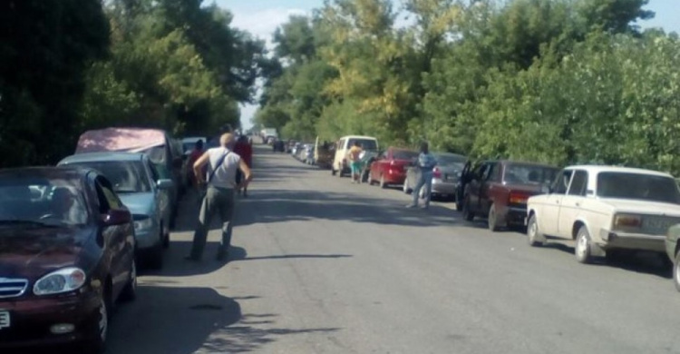 На КПВВ «Марьинка» в очереди застряло 400 автомобилей
