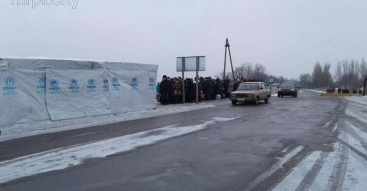 На КПВВ в Донбассе пограничники задержали духи и косметику на 130 000 гривен