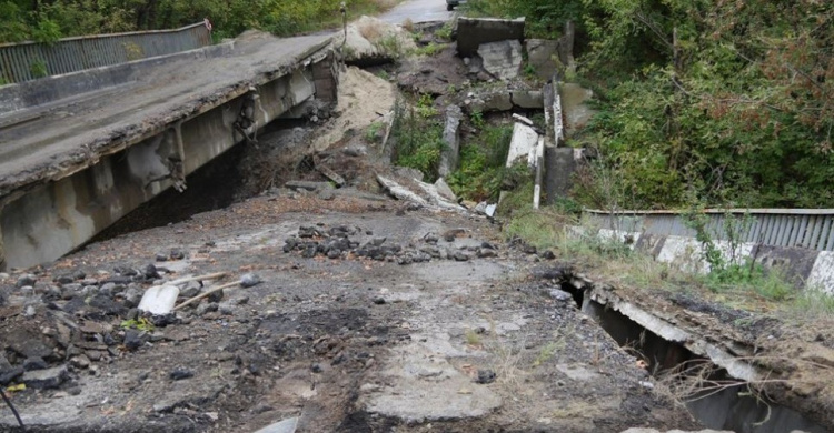 Начались работы по восстановлению взорванного моста через Северский Донец