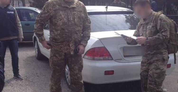 Начальник отдела военкомата в Мариуполе за деньги освобождал призывников от армии