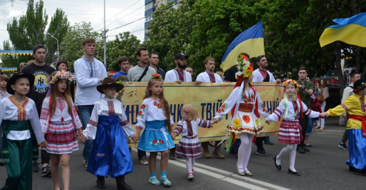 В центре Мариуполя прошел парад вышиванок (ФОТО)