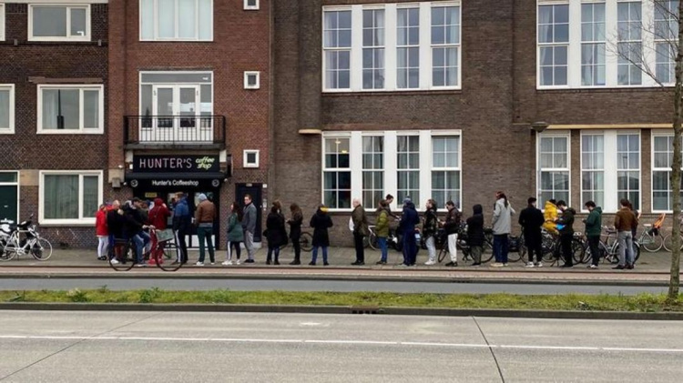 Успеть до начала карантина: нидерландцы массово закупаются марихуаной (ФОТО)