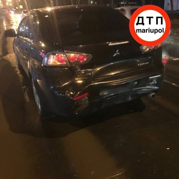 В Мариуполе столкнулись «Mitsubishi» и «Infinity»: водителя увезли в больницу