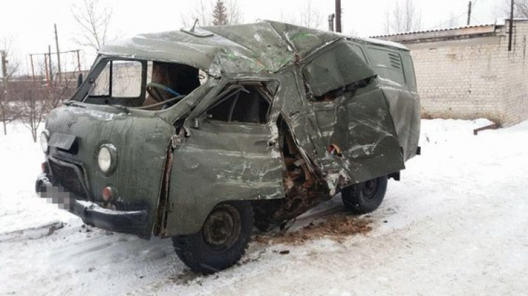 В Луганской области пассажирский автобус врезался в автомобиль военных