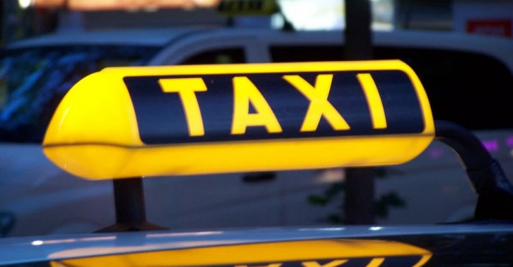 Нетрезвый угонщик «такси» разбил машину о дерево в Мариуполе