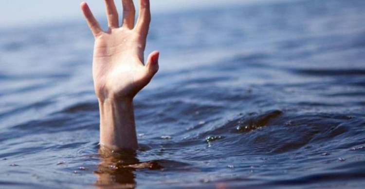 В Мариуполе из воды достали тело рыбака
