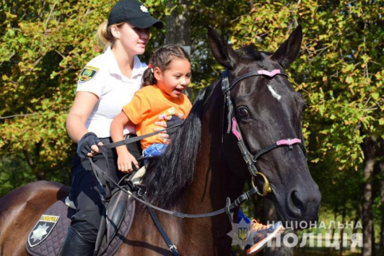 Полицейские лошади и собаки в Мариуполе стали реабилитологами в сеансе анималотерапии (ФОТО)