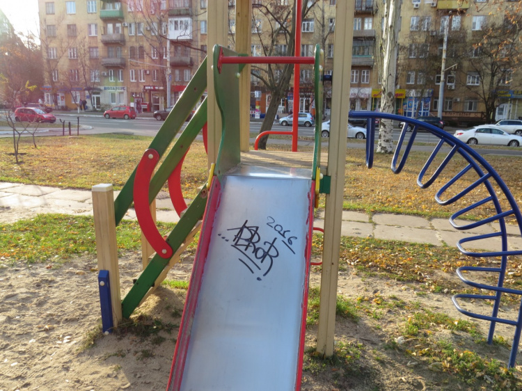 Мариупольских вандалов привела в неистовство детская площадка (ФОТОФАКТ)