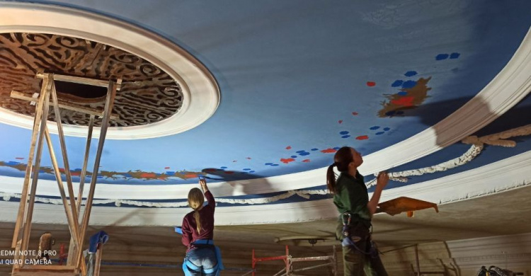 В одном из мариупольских дворцов культуры реставрируют потолок с лепниной