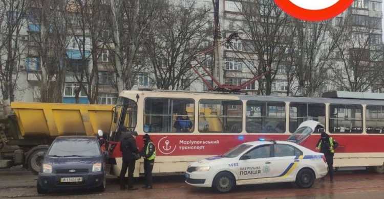 В Мариуполе столкнулись трамвай и легковушка