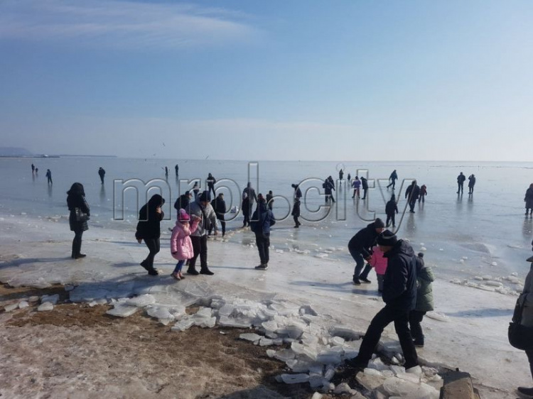 Мариупольцы с детьми массово гуляют по замерзшему морю (ФОТОФАКТ)