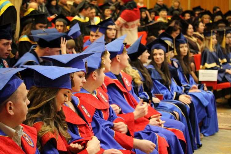 В мариупольском университете 32 выпускника получили диплом с отличием