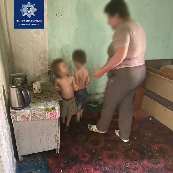 Жили в голоде и антисанитарии: в Мариуполе у матери забрали детей