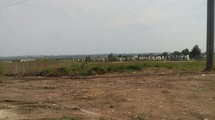 Мариупольцы превращают кладбище в свалку (ФОТО)