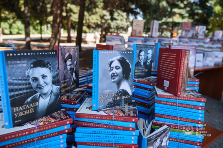 Книги об истории и выдающихся личностях Украины передали молодежи Сартаны