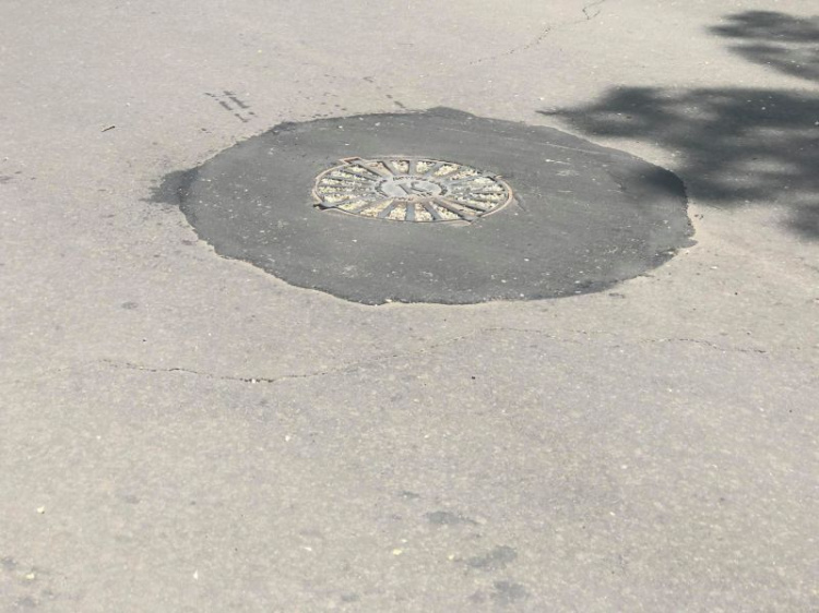 Мариупольцам возле пешеходного перехода несколько дней угрожала глубокая яма (ФОТО)