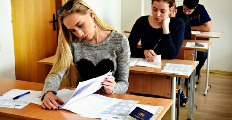 Более 270 украинских абитуриентов сдали ВНО на 200 баллов. Лучшие результаты на экзаменах показали девочки