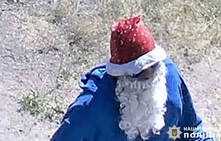 В Мариуполе мужчина с бородой и шапкой Деда Мороза открыл стрельбу
