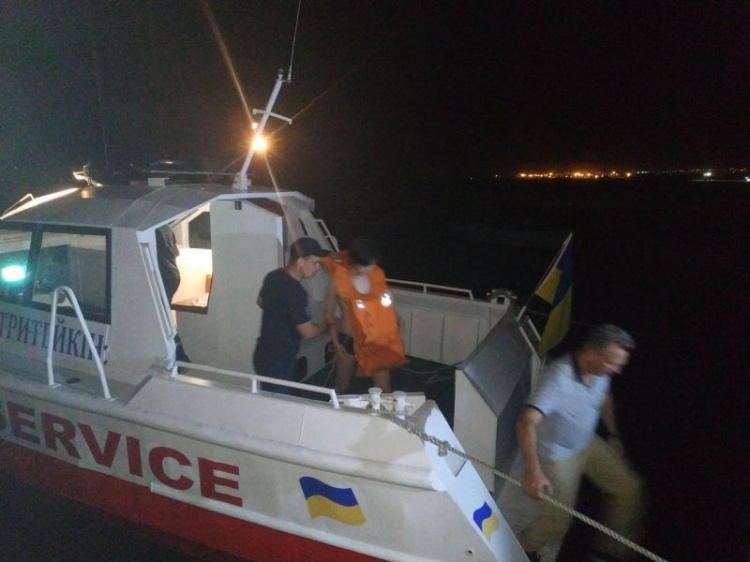 В Мариуполе подростка унесло на матраце в открытое море