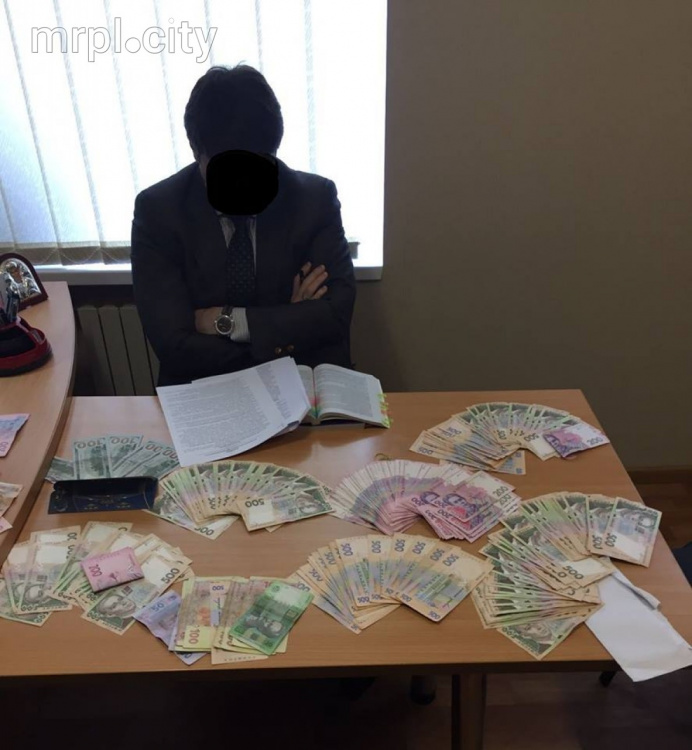 Работника прокуратуры Донецкой области и адвоката задержали во время получения взятки в 10 тыс. долларов (ФОТО)