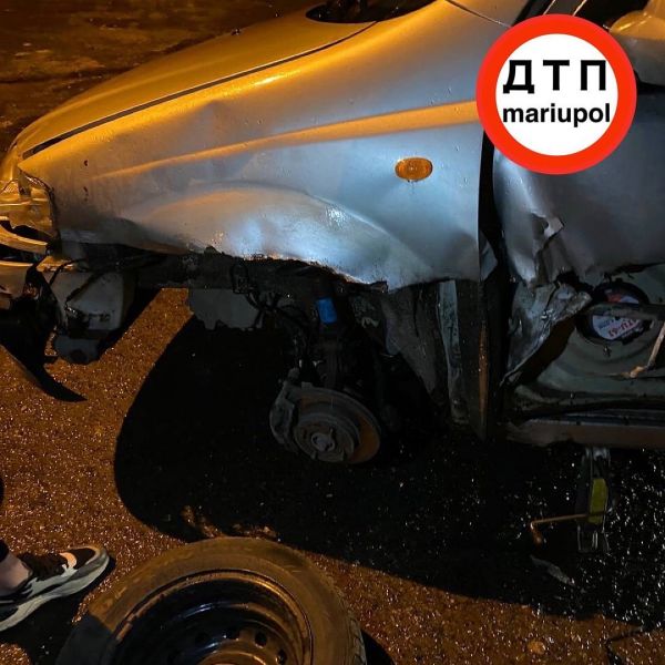 Водитель без прав врезался в отбойник в Мариуполе
