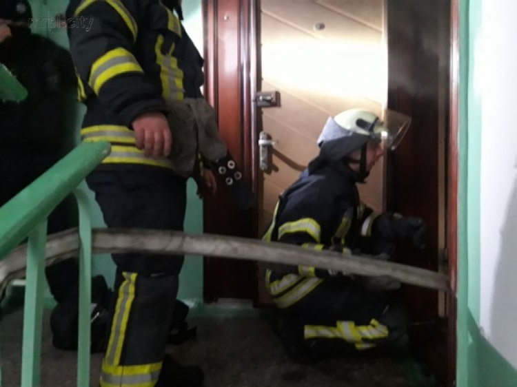 Несколько пожарных машин и скорых: как тушили пожар в многоэтажном доме в Мариуполе (ФОТО)